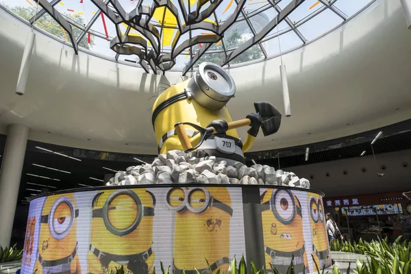 Vista Escultura Gigante Minions Com Uma Altura Três Metros Estação — Fotografia de Stock