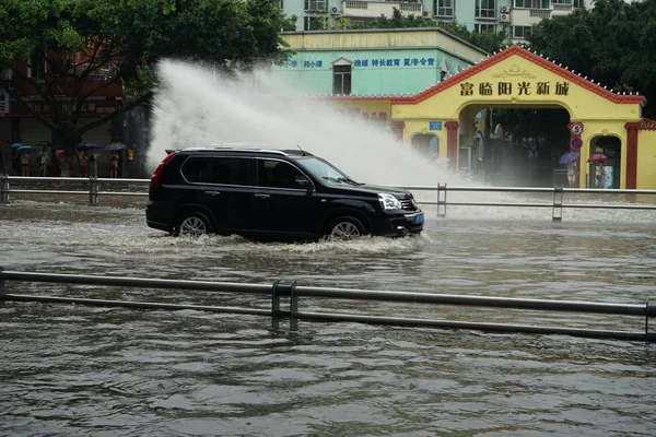 Car Travels Flooded Road Caused Heavy Rain Mianyang City Southwest — Stock Photo, Image