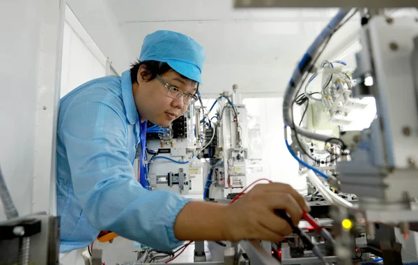 Dosya Bir Çinli Işçi Elektronik Ürünler Huaying Şehir Güneybatı Çin — Stok fotoğraf