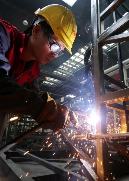 Lavoratore Cinese Salda Parti Nuovi Autobus Energetici Uno Stabilimento Automobilistico — Foto Stock