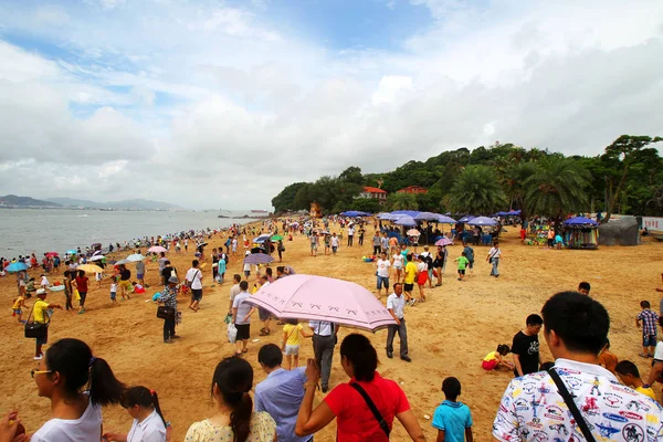 Los Turistas Representan Una Playa Isla Gulangyu Ciudad Xiamen Provincia — Foto de Stock