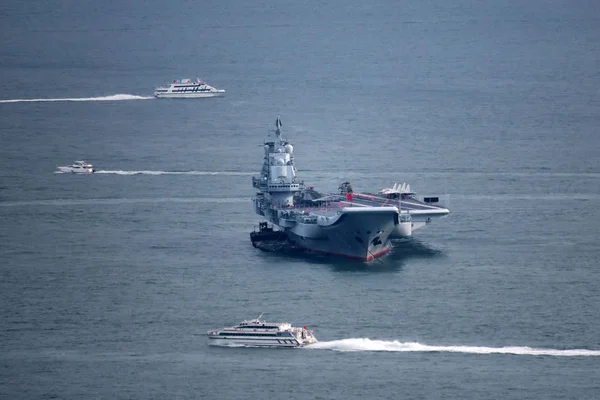 Eine Flottille Mit Chinas Erstem Flugzeugträger Liaoning Ist Während Eines — Stockfoto