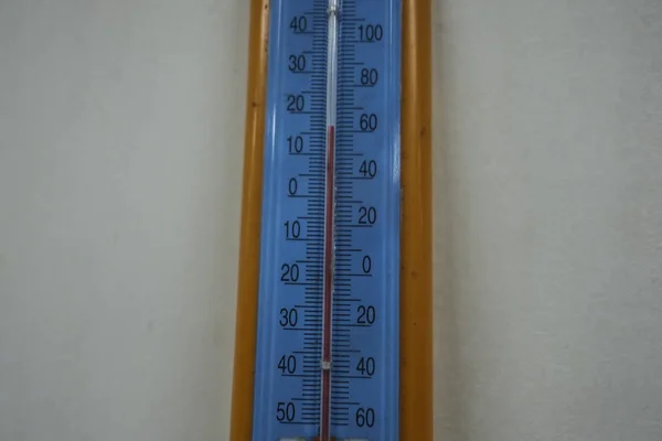 Термометр Стіні Показує Поточну Температуру Градусів Цельсія Повітрі Укриття Raid — стокове фото