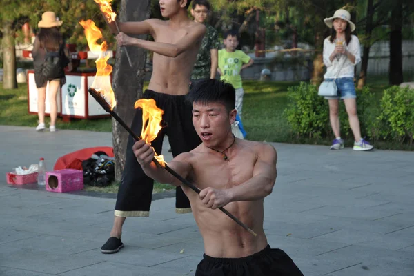 Chinese Kunstenaressen Uitvoeren Voor Toeristen Met Vuur Toufu Eerste Fase — Stockfoto