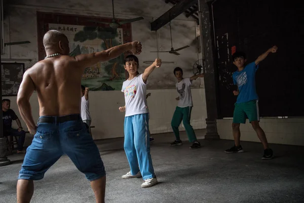 Chinesische Grundschüler Üben Während Ihrer Sommerferien Dorf Tangxia Stadt Guangzhou — Stockfoto