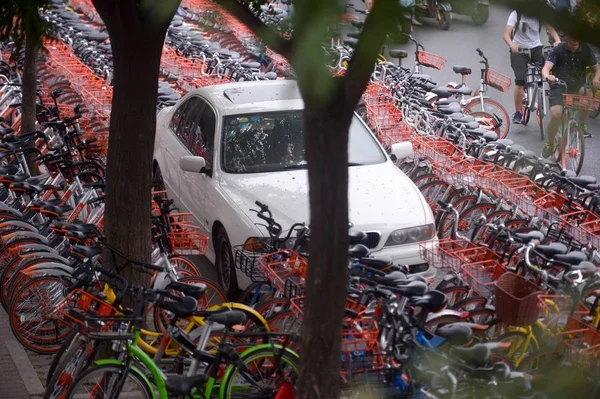 자동차 자전거 자전거 공유에서 둘러싸여 회사는 베이징에에서도 2017 — 스톡 사진