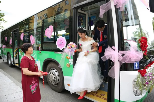 Китайская Невеста Чжэн Выходит Нового Энергетического Автобуса Своим Мужем Сунь — стоковое фото