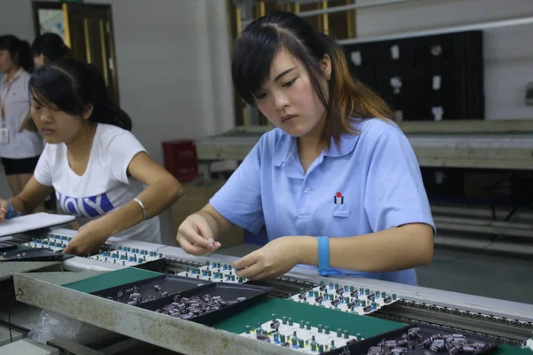 中国東部江西省水川市の工場で 中国人女性労働者が組み立てラインで電子製品を生産する 2017年7月10日 — ストック写真