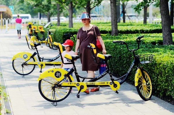 Fußgänger Betrachten Ein Tandemfahrrad Des Chinesischen Fahrrad Sharing Dienstes Chao — Stockfoto