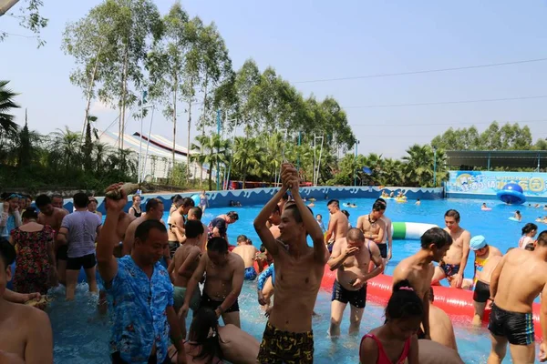 Toeristen Deelnemen Aan Vis Vangen Onderwater Een Waterpark Chongqing Juli — Stockfoto