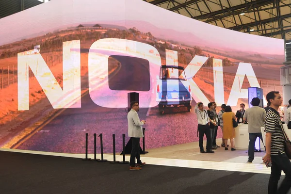 Άνθρωποι Επισκέπτονται Περίπτερο Της Nokia Κατά Διάρκεια Του 2017 Κινητό — Φωτογραφία Αρχείου