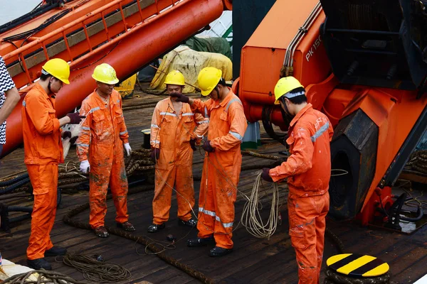 Trabajadores Chinos Trabajan Buque Oceanográfico Chino Xiangyanghong Puerto Después Viaje —  Fotos de Stock