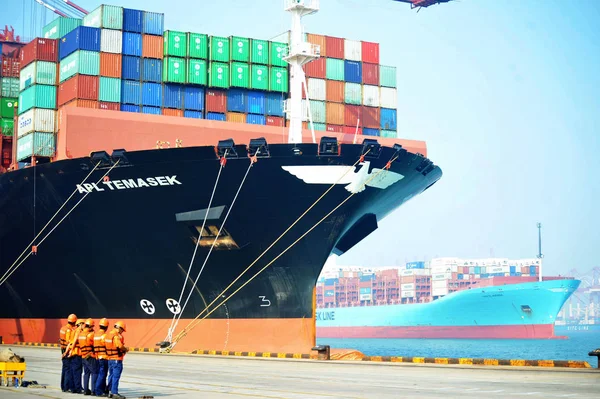 Een Vrachtschip Geladen Met Containers Verschepen Het Buitenland Ligplaatsen Aan — Stockfoto