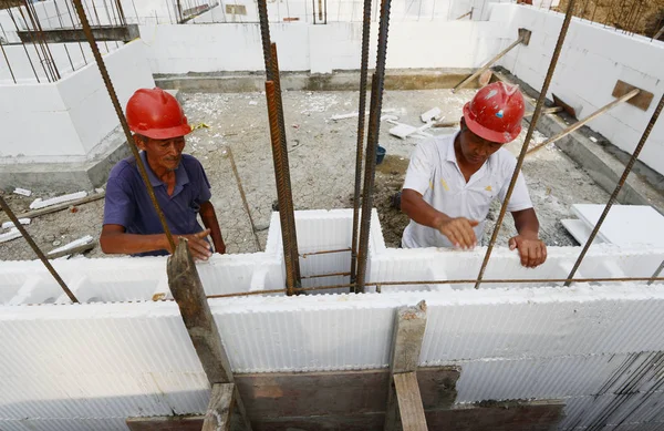 Chińscy Robotnicy Budują Dom Formowane Polistyren Eps Materiałów Izolacyjnych Budowlanych — Zdjęcie stockowe