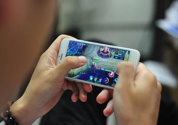 Chinese Mobile Game Player Plays Mobile Moba King Glory Honor — Stock Photo, Image