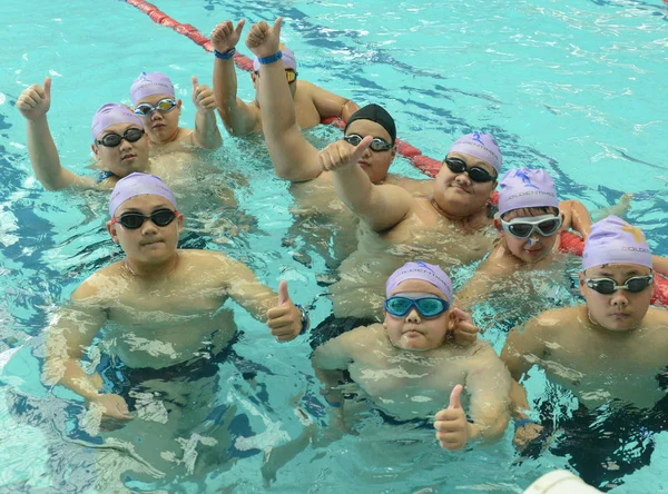 Fettleibige Junge Chinesische Studenten Spielen Einem Schwimmbad Während Eines Sommercamps — Stockfoto