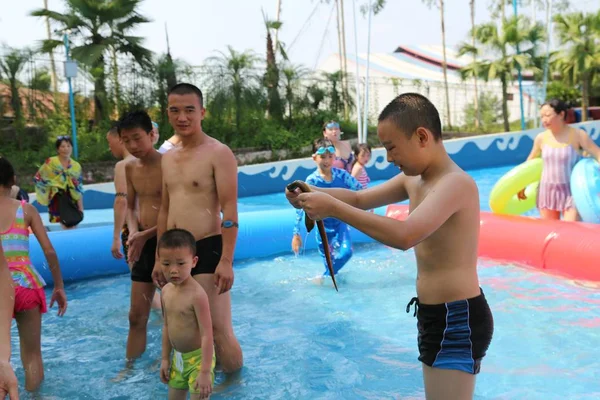 Turyści Uczestniczyć Podwodne Łowienie Ryb Parku Wodnym Chongqing Lipca 2017 — Zdjęcie stockowe