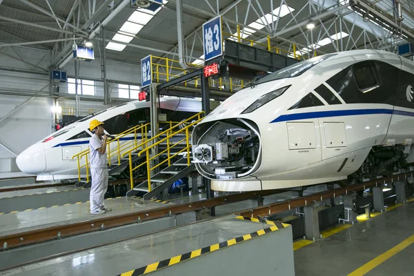 Trabajador Chino Comprueba Tren Bala Crh5G China Railway High Speed —  Fotos de Stock