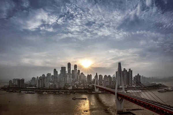 Skyline Ponte Rio Dongshuimen Yangtze Que Conduz Península Yuzhong Com — Fotografia de Stock