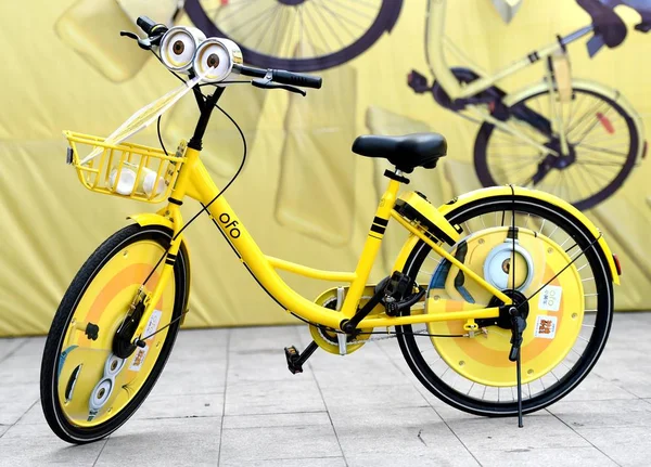 Ein Fahrrad Des Chinesischen Fahrradverleihdienstes Ofo Mit Großen Brillenaugen Von — Stockfoto