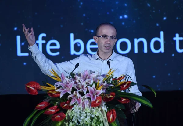 Izraelska Historyk Autor Yuval Noah Harari Wygłasza Przemówienie Podczas Globalnego — Zdjęcie stockowe