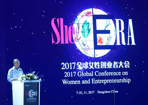世界銀行の大統領ジム ヨンジュン キム博士が女性と 2017 日中国東部の浙江省杭州市で起業家精神に彼女時代 2017年グローバル会議でスピーチします — ストック写真
