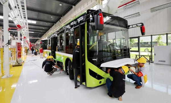 Trabalhadores Chineses Montam Novos Ônibus Energia Linha Montagem Uma Fábrica — Fotografia de Stock