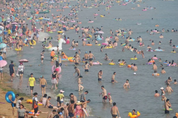 Turisták Tömeg Strandon Legmelegebb Időszakban Sanfu Qingdao City Kelet Kína — Stock Fotó