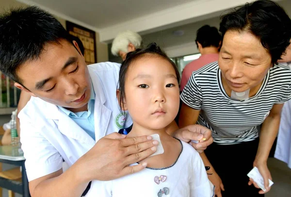 Врач Накладывает Санфути Повязку Традиционной Китайской Медицины Ткм Молодую Девушку — стоковое фото