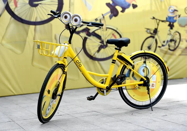 Ein Fahrrad Des Chinesischen Fahrradverleihdienstes Ofo Mit Großen Brillenaugen Von — Stockfoto