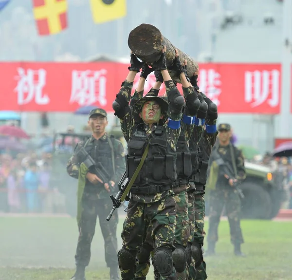 Soldaten Der Pla Volksbefreiungsarmee Hongkong Garnison Preform Während Einer Camp — Stockfoto