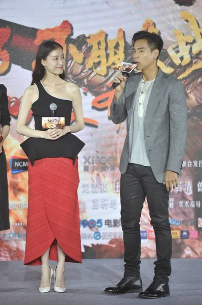 Κινέζα Ηθοποιός Αριστερά Και Ταϊβάν Ηθοποιό Eddie Peng Παρακολουθήσουν Συνέντευξη — Φωτογραφία Αρχείου