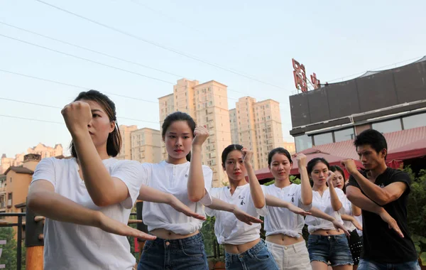 Chinesische Bürodamen Üben Einer Kampfkunstschule Chongqing China Juli 2017 Die — Stockfoto