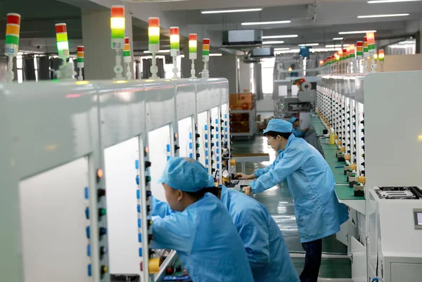ファイル 中国の労働者を処理イーグル市 中国南西部の四川省 2017 日に工場の組立てラインの電子製品 — ストック写真