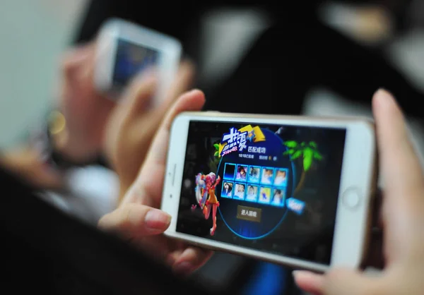 Chinese Mobile Game Player Plays Mobile Moba King Glory Honor — Stock Photo, Image