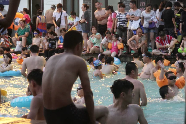 Feriados Multidão Recurso Banho Primavera Livre Para Refrescar Dia Escaldante — Fotografia de Stock