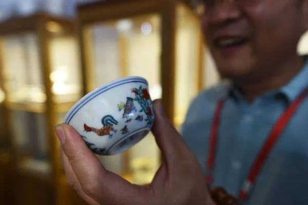 Especialista Chinês Mostra Porcelana Copo Frango Dinastia Ming 1368 1644 — Fotografia de Stock