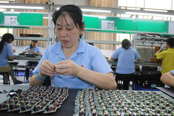 ファイル 中国東部江西省水川郡の工場で組み立てラインで電子製品を生産する女性中国人労働者 2017年7月10日 — ストック写真
