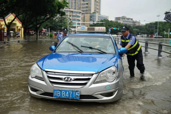 Oficial Policía Ayuda Taxista Empujar Automóvil Una Carretera Inundada Causada — Foto de Stock