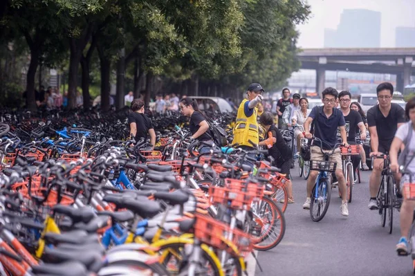 Los Ciclistas Alquilan Bicicletas Empresas Que Comparten Bicicletas Una Carretera — Foto de Stock