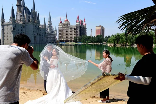 Ein Paar Brautkleidern Posiert Für Seine Hochzeitsfotos Vor Dem Hogwarts — Stockfoto