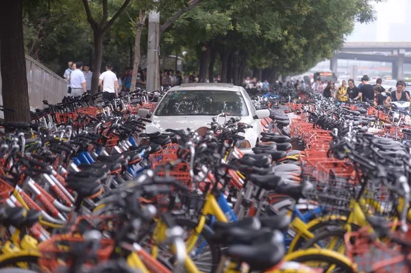 자동차 자전거 자전거 공유에서 둘러싸여 회사는 베이징에에서도 2017 — 스톡 사진