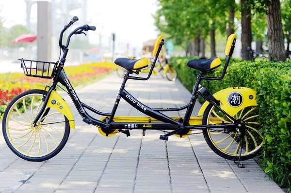 Uma Bicicleta Tandem Serviço Chinês Compartilhamento Bicicletas Chao Bike Retratada — Fotografia de Stock