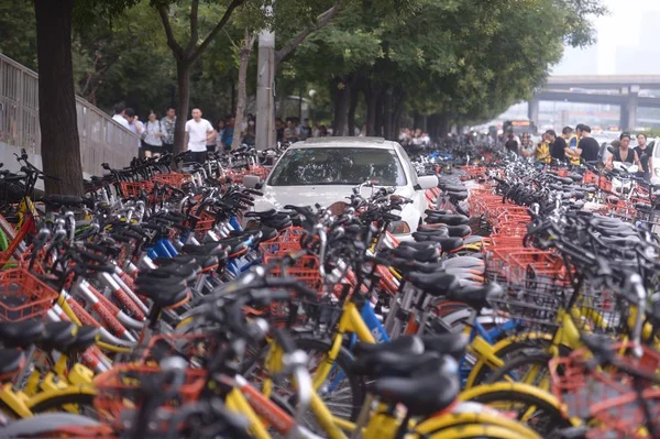 Coche Está Rodeado Bicicletas Empresas Que Comparten Bicicletas Estacionadas Largo —  Fotos de Stock
