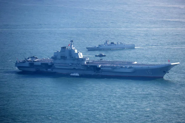 Een Flottielje Met Inbegrip Van China Eerste Vliegdekschip Liaoning Wordt — Stockfoto