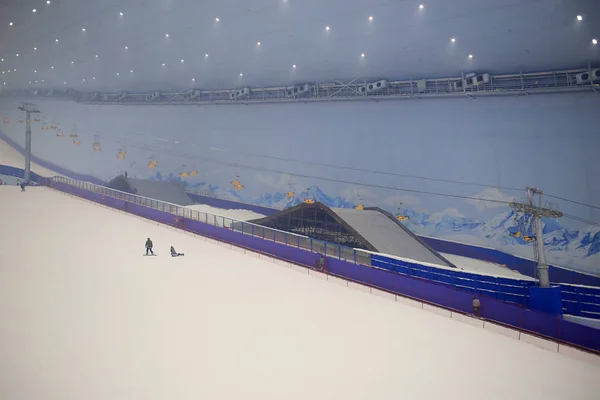 Holidaymakers enjoy skiing at the Harbin Wanda Ski Park, the world's largest indoor ski resort, in Harbin city, northeast China's Heilongjiang province, 11 July 2017 — Stock Image Holidaymakers Enjoy Skiing Harbin Wanda Ski Park World Largest Indoor Stock Picture