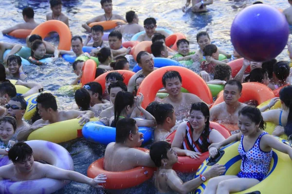 Chinesische Urlauber Drängen Sich Vor Einem Schwimmbad Einem Wasserpark Der — Stockfoto