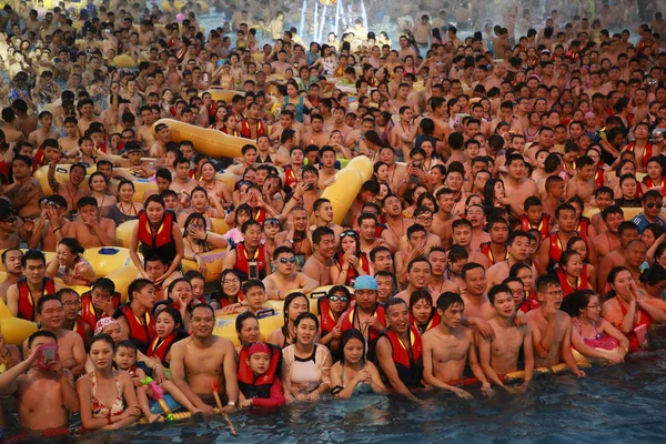 Toeristen Menigte Een Waterpark Wuhan Stad Centraal China Van Hubei — Stockfoto