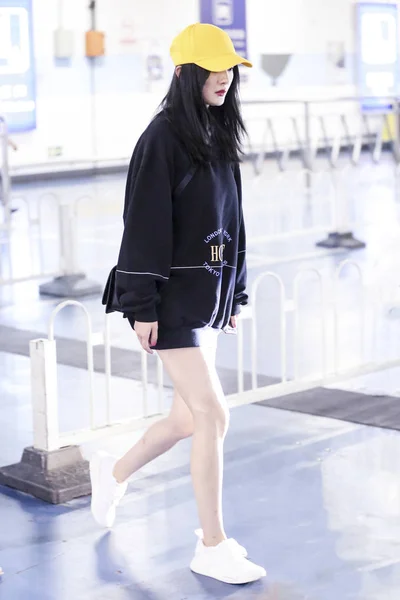 中国女星杨米于2017年7月15日在中国北京国际机场合影 — 图库照片