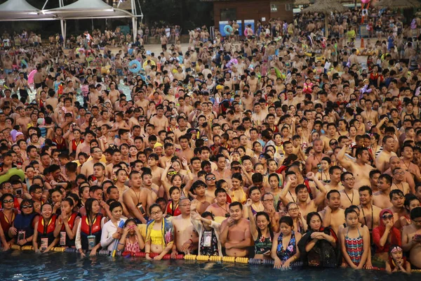 2017年7月15日 中国中部湖北省武汉市的一个水上乐园 游客们聚集在一起 — 图库照片
